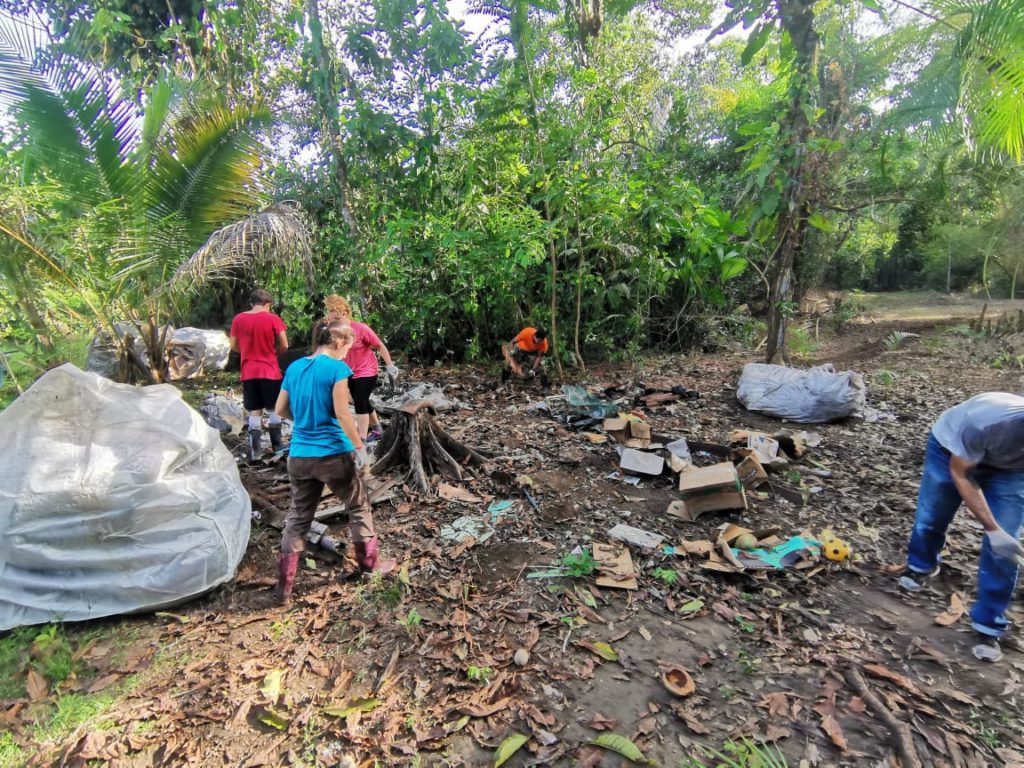 Volontaires association protection des tortues dans les caraibes du Costa Rica