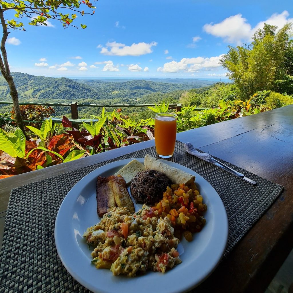 Petit-déjeuner avec vue ©Santa Juana Lodge